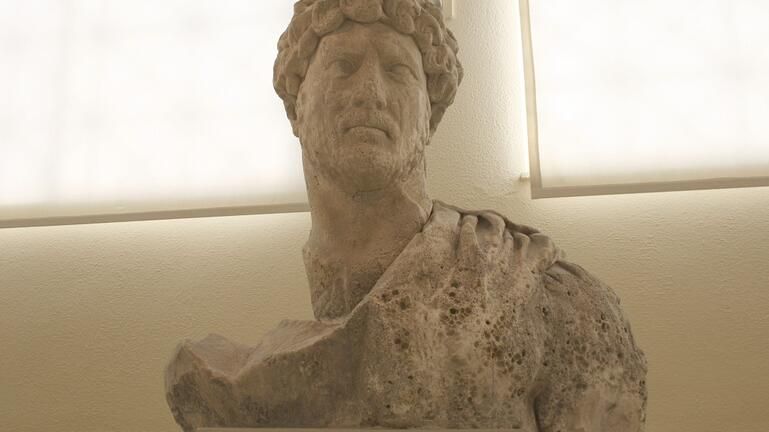 Κρήτη: Στο φως άγαλμα του Αδριανού – Η σπουδαία αρχαιολογική ανακάλυψη στην Αρχαία Λύττο