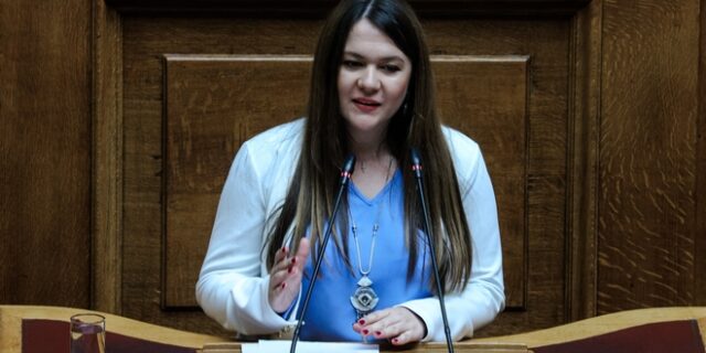 ΜεΡΑ25: Γιατί είναι εκτός κόμματος η Κωνσταντίνα Αδάμου