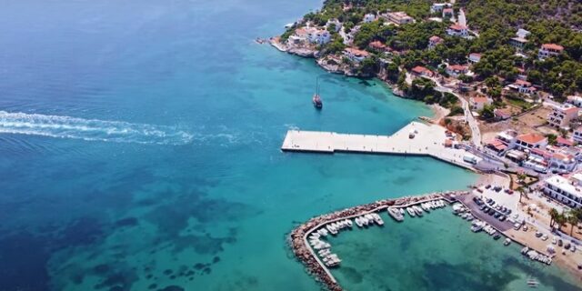 Το απόλυτο γαλάζιο στο εξωτικό Αγκίστρι – Γιατί ονομάστηκε έτσι το νησί