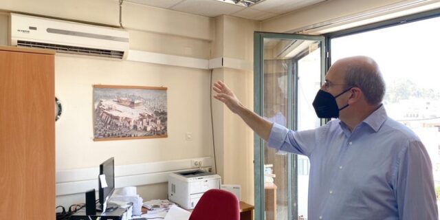 Ο Χατζηδάκης πήγε στη Κόρινθο και έριξε “καμπάνες” για χαλασμένα air condition