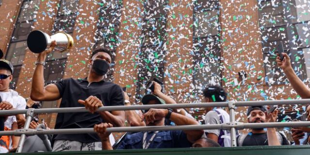 Αντετοκούνμπο: Θα έρθει αργότερα στην Ελλάδα – Θέλει να ταξιδέψει με τον αδερφό του