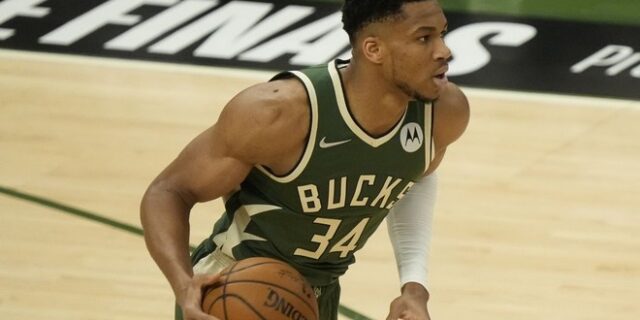 Μιλγουόκι Μπακς: “Υπερέκταση ο Αντετοκούνμπο, αμφίβολος για το Game 5 με τους Χοκς”