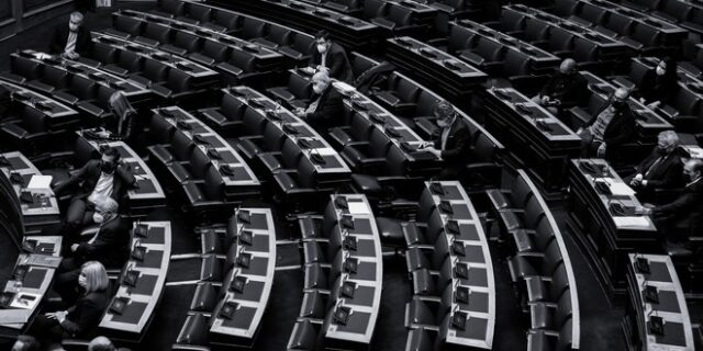 Έρευνα 20/20: Χαμηλές πτήσεις για την αντιπολίτευση, δύο χρόνια μετά τις εκλογές