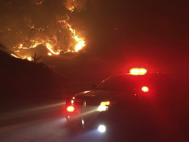 Κόλαση στον Καναδά: Εκατοντάδες άνθρωποι αναγκάστηκαν να αφήσουν τα σπίτια τους λόγω πυρκαγιών