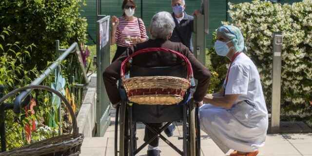 Ιταλία: Οι οικογενειακοί γιατροί θα προσπαθούν να πείσουν τους άνω των 60 να εμβολιαστούν