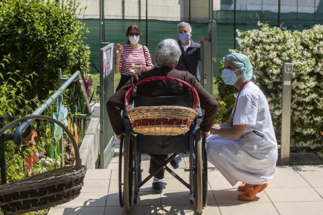 Ιταλία: Οι οικογενειακοί γιατροί θα προσπαθούν να πείσουν τους άνω των 60 να εμβολιαστούν