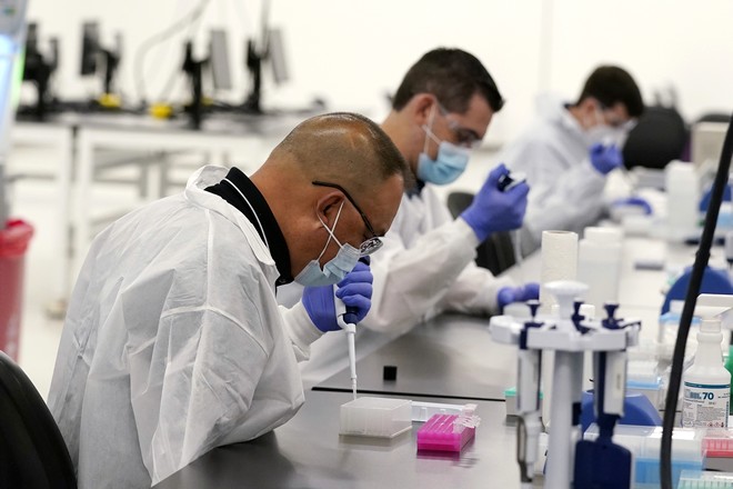 Pfizer και BioNTech ετοιμάζουν εμβόλιο – όπλο κατά της Μετάλλαξης Δέλτα