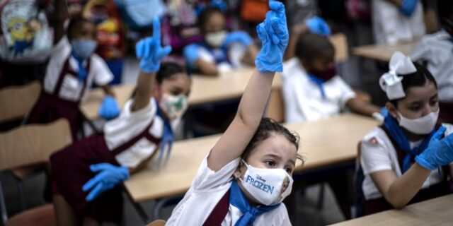 Κορονοϊός: Πώς η μετάδοση από παιδιά και εφήβους οδηγεί ενήλικες στο νοσοκομείο