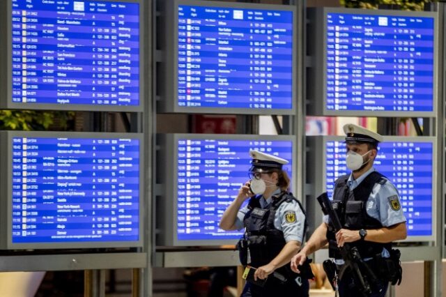 Γερμανία: 75χρονη αρνήθηκε να φορέσει μάσκα σε αεροπλάνο και δάγκωσε αστυνομικό