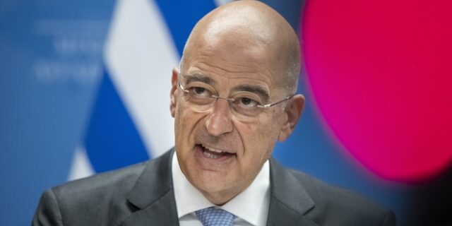 Ο Νίκος Δένδιας ενημερώνει τα κόμματα για τις εξελίξεις στο Κυπριακό