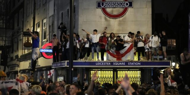 Euro 2020: Ξέφρενοι πανηγυρισμοί των Άγγλων στους δρόμους για την πρόκριση στον τελικό