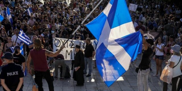 Σύνταγμα: Πώς σχολίασε το Twitter τη συγκέντρωση αρνητών του εμβολίου – “Ανο(η)σία αγέλης”