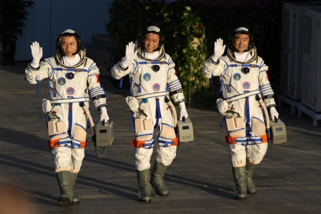 Κινέζοι αστροναύτες πραγματοποίησαν την πρώτη τους έξοδο από τον διαστημικό σταθμό