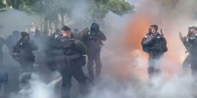 Γαλλία: Συγκρούσεις αντιεμβολιαστών διαδηλωτών με την αστυνομία