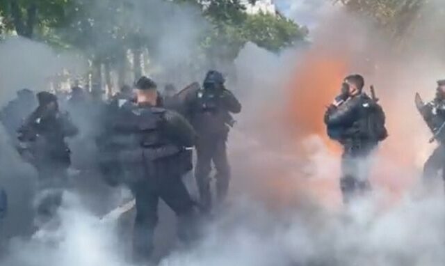 Γαλλία: Συγκρούσεις αντιεμβολιαστών διαδηλωτών με την αστυνομία
