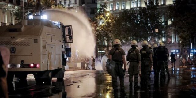 Σύνταγμα: Επεισόδια σε νέα συγκέντρωση αντιεμβολιαστών