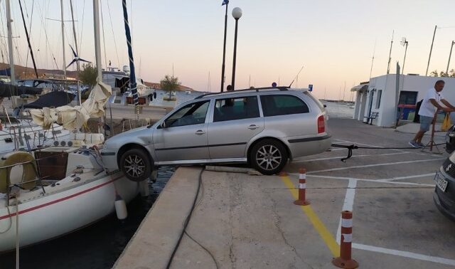 Αυτοκίνητο τράκαρε με ιστιοπλοϊκό στη Σύρο