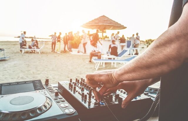 Παραλιακή: Γνωστό beach bar σταματά τα πάρτι λόγω της αύξησης κρουσμάτων