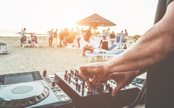 Παραλιακή: Γνωστό beach bar σταματά τα πάρτι λόγω της αύξησης κρουσμάτων