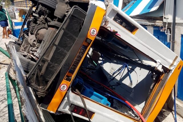 Ιταλία: Ένας νεκρός και 19 τραυματίες από πτώση λεωφορείου σε χαράδρα