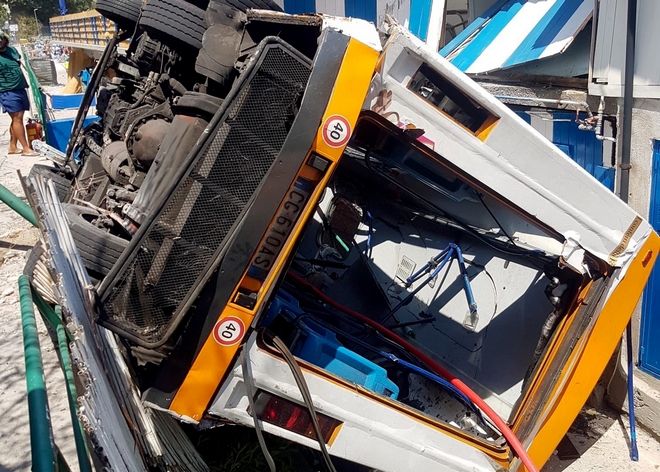 Ιταλία: Ένας νεκρός και 19 τραυματίες από πτώση λεωφορείου σε χαράδρα