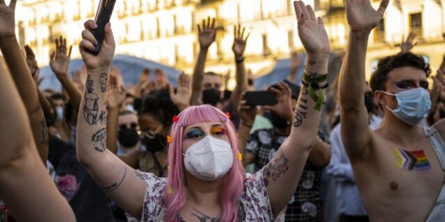 Ισπανία: Οργή για τον ξυλοδαρμό μέχρι θανάτου νεαρού άνδρα – Καταγγελία για “ομοφοβικό έγκλημα”