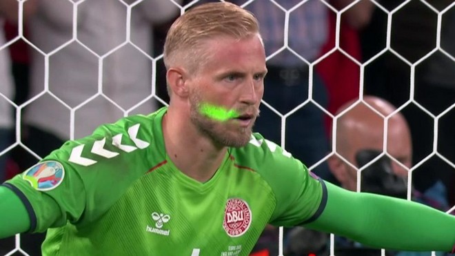 Euro 2020: Τσουχτερό πρόστιμο στην Αγγλία για το λέιζερ στον τερματοφύλακα των Δανών