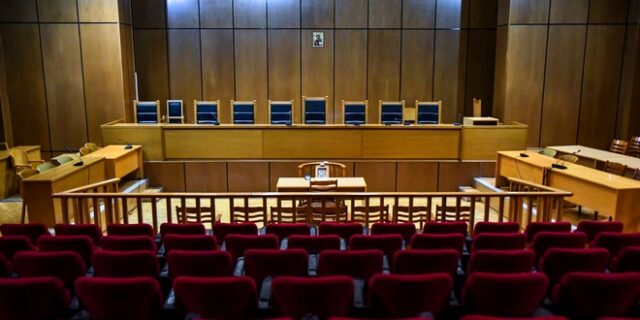 Βόλος: Χειροπέδες σε δικηγόρο που έσκιζε έγγραφα από δικογραφία