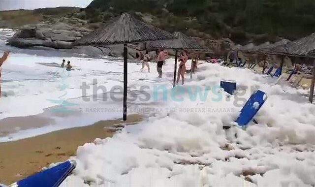 Χαλκιδική: Παραλία της Σιθωνίας πλημμύρισε “αφρούς” – Πώς εξηγείται