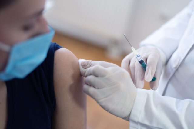 Γιατρός στο Ασκληπιείο Βούλας έκανε “εικονικούς εμβολιασμούς”
