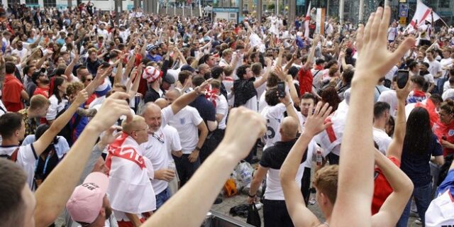 Euro 2020: Οπαδοί της Αγγλίας συνεπλάκησαν μεταξύ τους έξω από το “Γουέμπλεϊ”