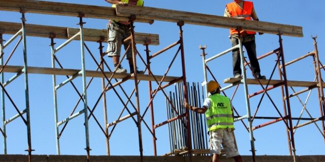 Καύσωνας: Μέτρα προστασίας για τους εργαζόμενους – Μερική παύση εργασιών 12:00-16:00