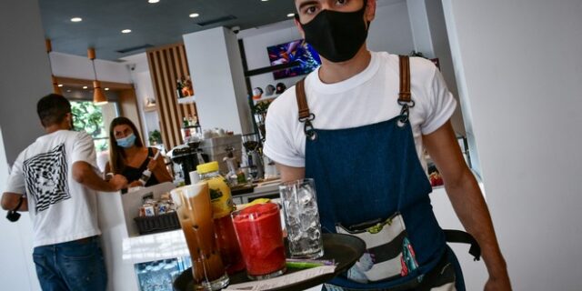 Κορονοϊός: Μέτρα για ανεμβολίαστους και το “μπαλάκι” στους επιχειρηματίες για τους ελέγχους