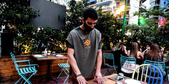 Τρία σενάρια για διασκέδαση και κλειστούς χώρους – Η ώρα του υποχρεωτικού εμβολιασμού 