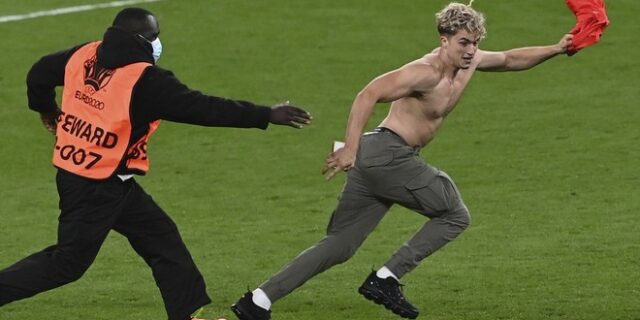 Τελικός Euro 2020: Οπαδός εισέβαλε στο γήπεδο