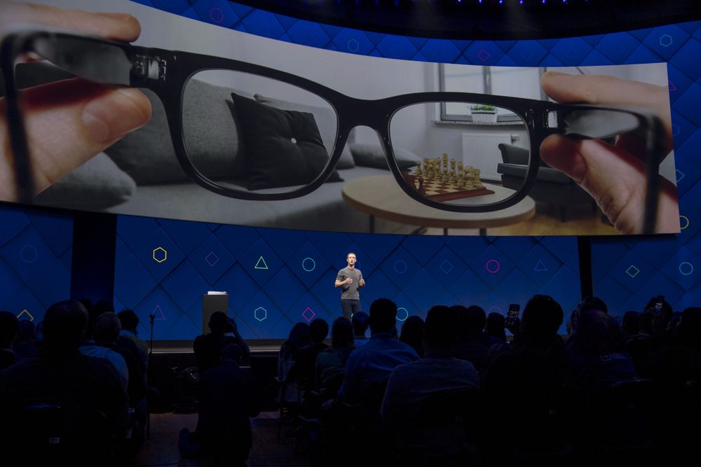 Tο επόμενο προϊόν της Facebook θα είναι γυαλιά