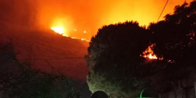 Φωτιά στην Κεφαλονιά: Μαίνεται ανεξέλεγκτη – Ολονύχτια μάχη των πυροσβεστών