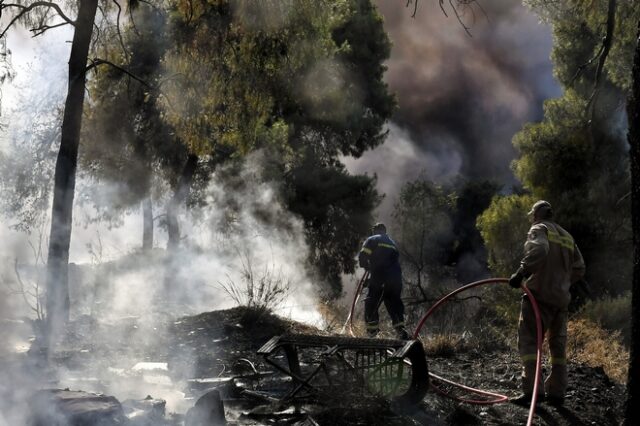 Φωτιά στην Κορινθία: Καλύτερη η εικόνα – Εκκενώθηκε οικισμός