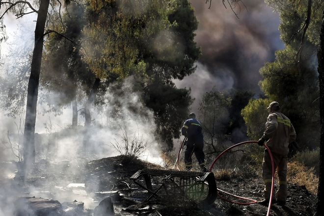 Φωτιά στην Κορινθία: Καλύτερη η εικόνα – Εκκενώθηκε οικισμός