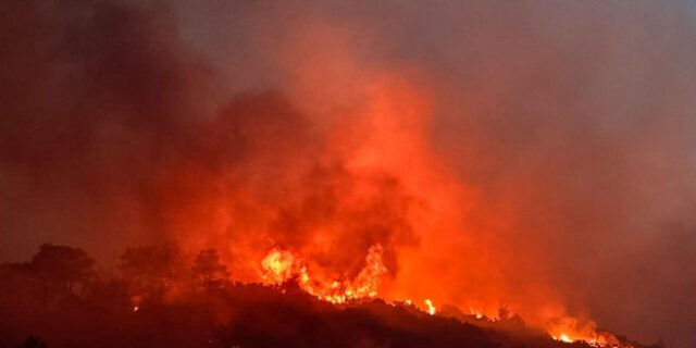 Φωτιά στη Σάμο: Δύσκολο βράδυ – Εκκένωση δύο ξενοδοχείων