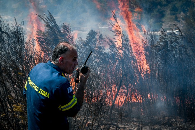 Λακωνία: Σε πλήρη εξέλιξη η φωτιά στην περιοχή Βαρβίτσα