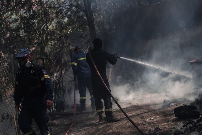 Αχαΐα: Σε εξέλιξη η φωτιά στη Δροσιά – Σε ύφεση το μέτωπο στην Ελεκίστρα