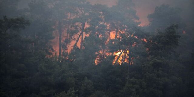 Τουρκία: Τρείς νεκροί από τη φωτιά που μαίνεται για δεύτερη ημέρα