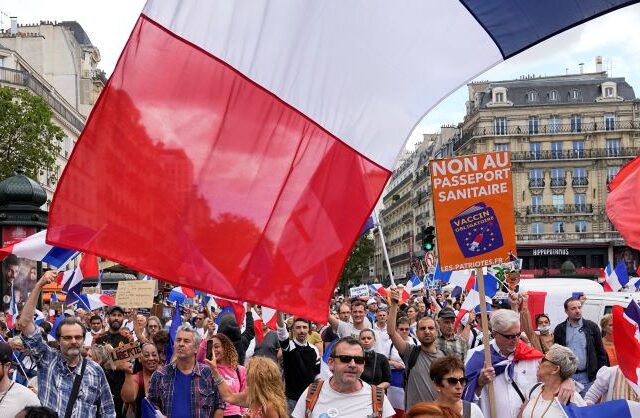 Γαλλία: Χιλιάδες διαδηλωτές στους δρόμους κατά του πιστοποιητικού υγείας