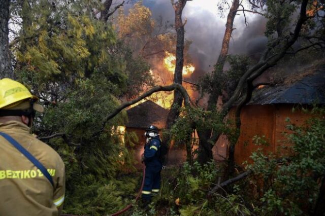 Φωτιά στην Αχαΐα: Χωρίς ηλεκτρικό ρεύμα Λαμπίρι και Καμάρες