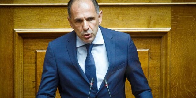 Γεραπετρίτης: Η διευθύντρια του πρωθυπουργικού γραφείου ήταν στο Γράμμο, αλλά… δεν εκπροσωπούσε την κυβέρνηση