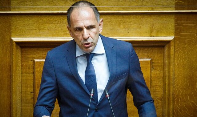 Γεραπετρίτης: Η διευθύντρια του πρωθυπουργικού γραφείου ήταν στο Γράμμο, αλλά… δεν εκπροσωπούσε την κυβέρνηση