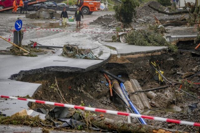 Φονικές πλημμύρες στη Γερμανία: Η Μέρκελ στις πληγείσες περιοχές