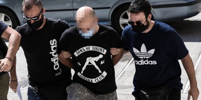 Ηλιούπολη: Μπλούζα με πορνογραφικό περιεχόμενο φόρεσε ο αστυνομικός που κατηγορείται για το βιασμό της 19χρονης