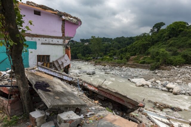 Ινδία: Τουλάχιστον 127 οι νεκροί από κατολισθήσεις και πλημμύρες